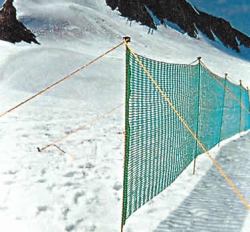 Síťový plot pro zachytenie snehu 